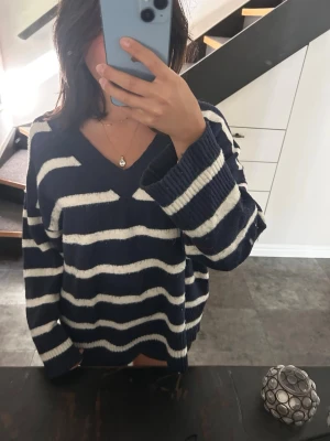 Stickad tröja  - Säljer denna mörkblå stickade tröja med vita ränder som även är v-ringad🩷🎀