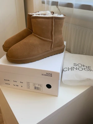 Helt nya Sofie schnoor -teddy boots - Superfina vinterboots från Sofie Schnoor O Säljer ett par helt nya vinterboots i äkta mocka från danska Sofie Schnoor. Stilren modell i ljusbrun/camel, perfekt för höst och vinter. * Varmt foder *Äkta mocka * Slitstark gummisula * Originalkartong och dustbag ingår Storlek: 38 Färg: Tan 7006 /Tan Skick: Helt nya, aldrig använda Ordinarie pris: 1179 kr Mysiga och varma boots för kalla dagar