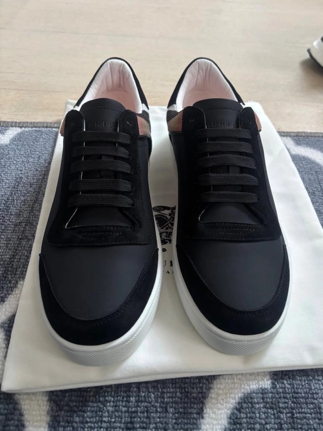 Burberry svart/vit låg sneaker - 3