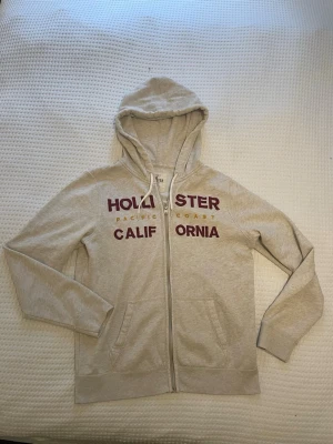 Hollister Hoodie  - Riktigt fet och trendig Hollister Hoodie i storlek M. Hör gärna av er om ni undrar någonting!🤩