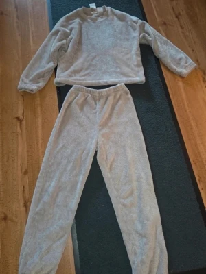 Cozy set - XS. Passar mig som är S. Knappt använt.