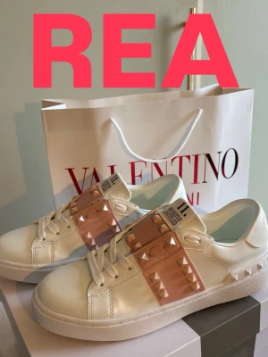 Valentino sneakers REA!!! - Endast 999 Tom 30/8. Säljer valentino garavani skor, rockstud 11 med guld färgade nitar. Väldigt fina och passar till de mesta, sommar skor som passar perfekt nu till sommaren, allt medföljer som på bild. Box och påse. Va snabb me beställningar, alla storlekar finns inne, för frågar är det bara att höra av sig🥰