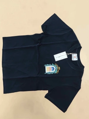 Svart t-shirt från Casablanca - Snygg svart t-shirt från Casablanca med färgglad broderad logga på bröstet. Klassisk passform och rund halsringning. Perfekt för dig som vill ha en stilren men ändå unik look.
