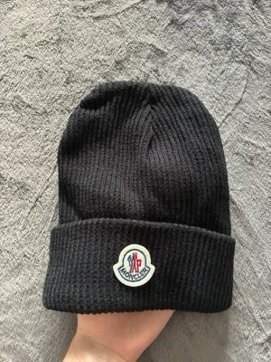 Moncler mössa svart  - Inga skador eller hål