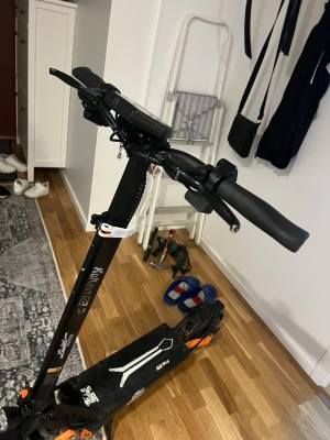 Kukirin g2 pro  - Säljer min Kukirin g2 pro som inte kommer till användning just nu eftersom jag har fått en elcykel som jag använder istället. Den går helt som vanligt 1 och ett halvt år gammal , allt funkar som det ska. Den kör i 53 km/h och laddare ingår. Priset kan självklart diskuteras om man är intresserad. Är du en sån som vill spendera tid ute mer? Då är det här perfekt för dig!