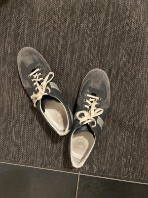 Dior Gats (B01) - Säljer nu mina Dior B01 i nyskick bortsett från smutsen. Skorna är köpta från Vestaire med äkthets verifiering.                                                                 Skriv för mer info eller bilder. 🙌🏼