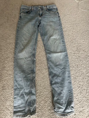 Ljusblå raka jeans från J.Lindeberg - Säljer ett par ljusblå jeans från J.Lindeberg med klassisk femficksmodell och raka ben. Perfekta för dig som gillar en avslappnad och stilren look. Väldigt bra skick knappt använda säljer för 350 kan gå ner i pris möjligtvis också! Storlek är 31,34 och rätt så baggi är dem!