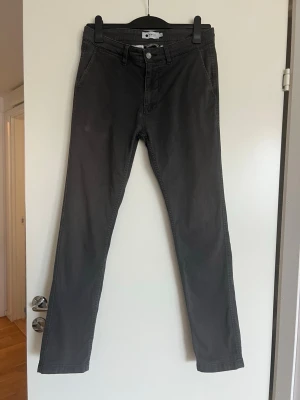 Chinos/Byxor - Snygga byxor från NN07. Storlek 31/32.   Har blivit två slitningar som syns på bild nummer tre. Säljes i befintligt skick.   Längd: ca 107 cm Innerben längd: ca 76 cm  Midja: ca 39 cm