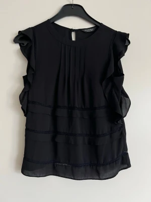 Blus/topp kortärmad - Superfin blus utan armar från Miss Selfridges. Kommer tyvärr inte till användning här hemma.   Längd: ca 58-59 cm