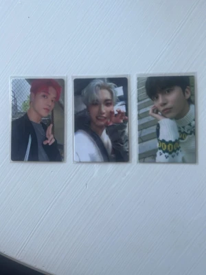 Tre  photocard samlarkort - Säljer tre olika K-pop photocard med porträtt av olika idoler.. Perfekt för dig som samlar på K-pop merch eller vill dekorera ditt rum.                                           wooyoung, seonghwa, Jong-ho
