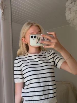  randig stickad topp - Säljer denna så söta stickade randiga topp från H&M. Den är knappt använd och i jättebra sick perfekt nu till hösten