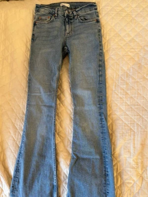 Bootcut jeans - Säljer dessa ljusblå bootcut jeans från ginatricot🩷storlek 32 och i bra skick!