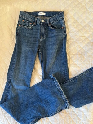 Mörkblå bootcut jeans - Säljer dessa mörkblå bootcut jeans från ginatricot i storlek 34💗superfina till hösten!!