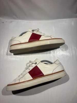 Canali skor  - Hej! Säljer nu mina skor från märket Valentino, storlek 44 bra skick, allt på bilden ingår. Tveka inte på att höra av dig om du har frågor eller funderingar kring skorna! 