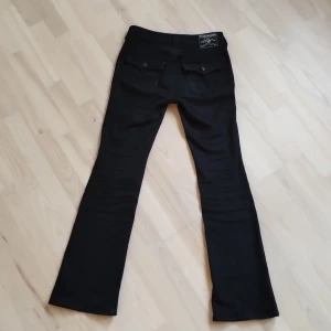 Svarta bootcut jeans från True Religion - Läs❤️!! Svarta jeans från True Religion med bootcut passform. Har haft cirka 2 gånger, har kvar prislappen, och är typ helt ny men har klippt bort lappen.💕 Säljer pågrund av att jag behöver pengar. Inget är trasigt över huvud taget, skicka dm ifall du är intresserad 💕