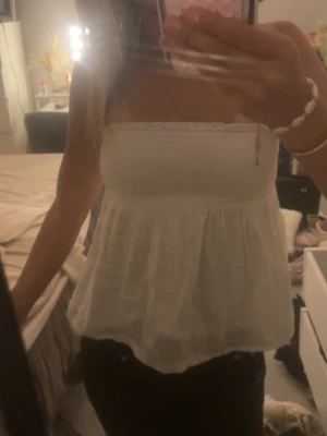 Vit bandeau topp med volang - Söt vit bandeau topp med volang. Köpt från gina tricot, storlek 146-152💕