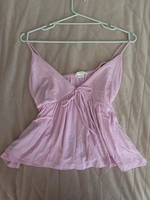 Rosa topp - Söt rosa topp från gina, aldrig använd