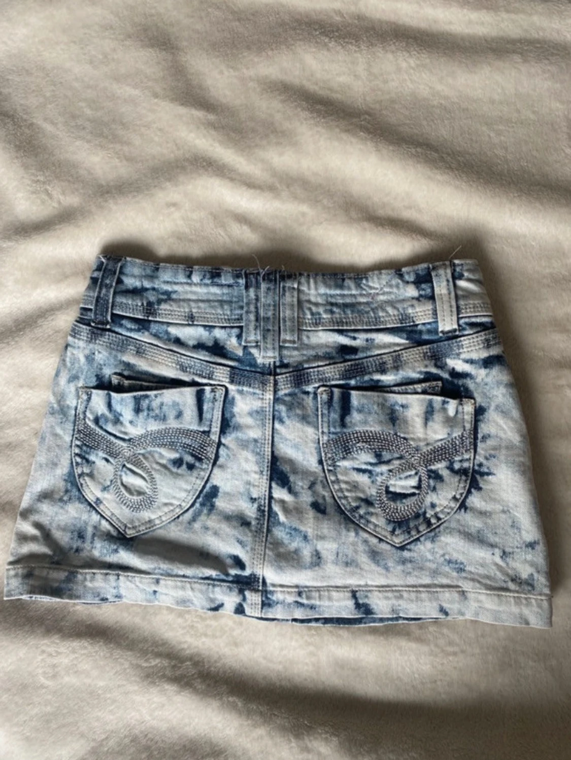 Blåvit kort jeanskjol med mönster