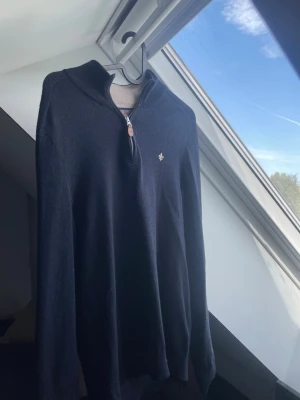 Mörkblå halvzip tröja Morris  - Mörkblå långärmad tröja med halvzip från Morris. Mycket bra skick kommer med kvitto osv. Storlek M passar M/S. Liten nästan osynlig fläck på tröjans framsida men inga mer defekter än så. Nypris ca 1800kr, mitt pris 499kr. Skriv vid funderingar. 