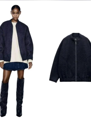 Marinblå teddyjacka med dragkedja - As snygg Teddy jacka från zara. Perfekt till hösten. 💞storlek xs-s men är oversized i passformen som man kan se på bilderna💞
