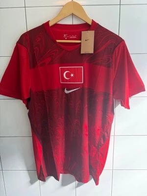 🇹🇷🔥 TURKIET HEMMATRÖJA – STORLEK L 🔥🇹🇷 - Säljer en riktigt snygg Turkiet hemmatröja i storlek L. Råkat dra av lappen men helt ny och oanvänd