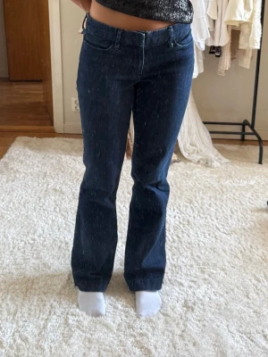 Mörkblå bootcut jeans - Snygga mörkblå low waist jeans med bootcut passform. 