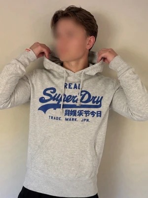 Superdry hoodie herr - Riktig fräsch superdry hoodie i väldigt bra skick, storlek S, skriv vi fler frågor och funderingar 