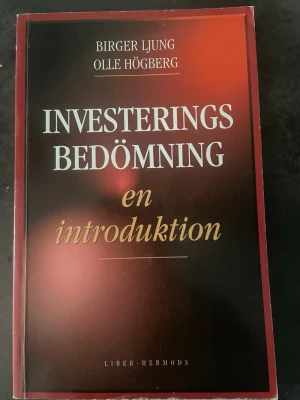 Investeringsbedömning en introduktion - Kursbok med titeln 'Investeringsbedömning en introduktion' av Birger Ljung och Olle Högberg. Omslaget är mörkrött med vit och gul text. Boken ges ut av Liber Hermods och är perfekt för dig som pluggar ekonomi eller investeringar.