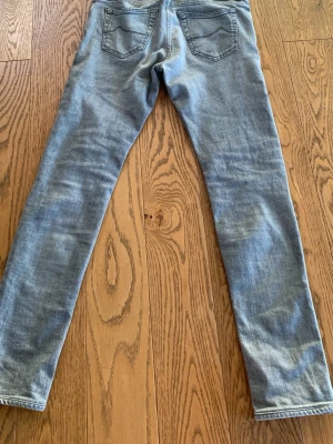 Gråa jeans från Jacob Cohen - Snygga grå jeans från Jacob Cohen med klassisk femficksmodell och raka ben. Jeansen har en diskret tvättad look och patch med logga bak i midjan. Perfekta för dig som gillar stilrena och bekväma jeans i mjukt denimtyg.