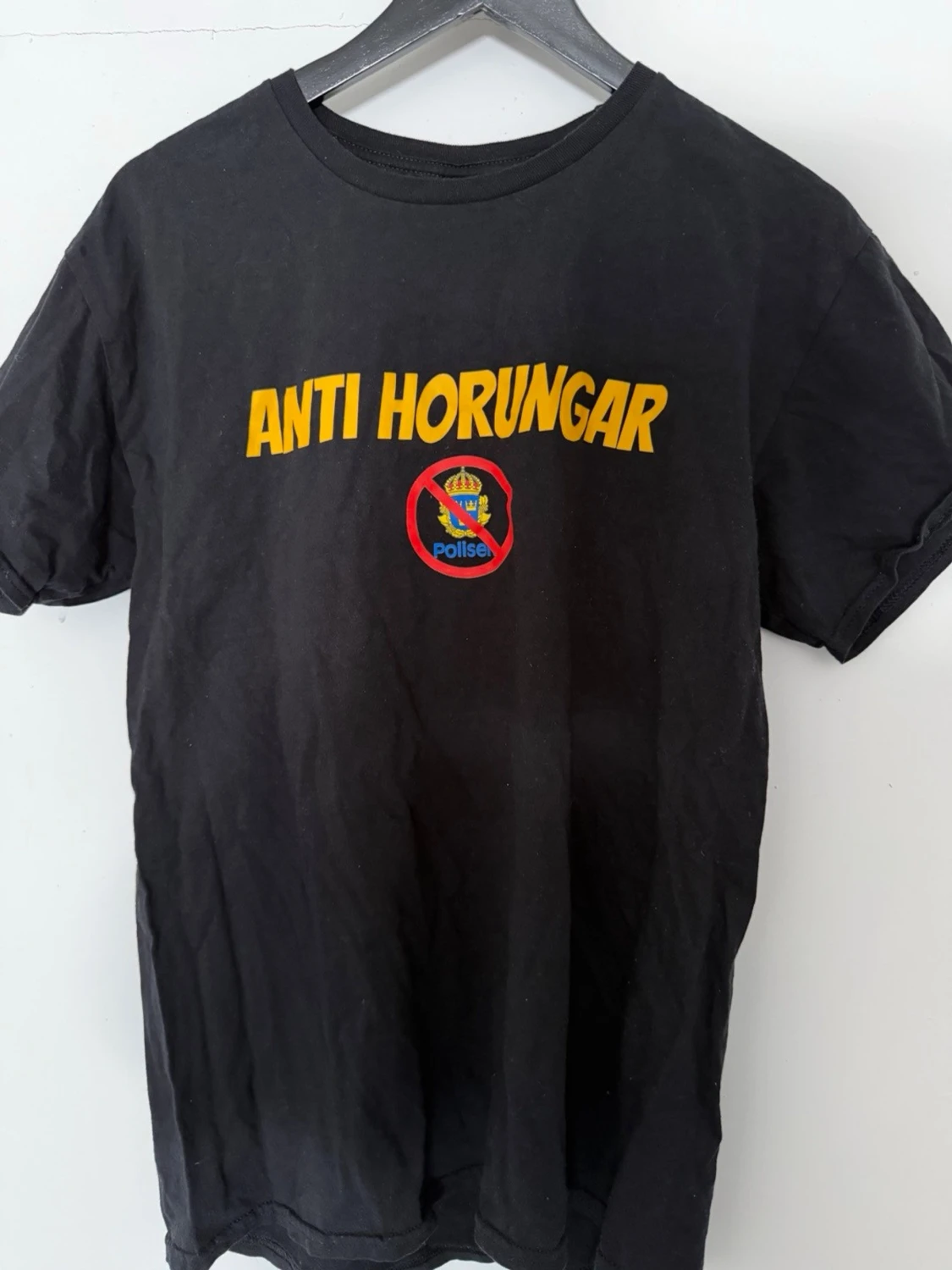 Svart t-shirt med gul text