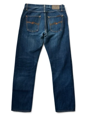 Nudie Jeans Steady eddie dry selvedge-jeans - Säljet ett par Nudie Jeans Steady eddie dry selvedge-jeans. Riktigt fetta med lite tvätt. Storlek w30 l32.  Mått: Midja - 37,5 cm Längd - 95,5 cm Benöppning - 16 cm  Skriv vid vidare funderingar!