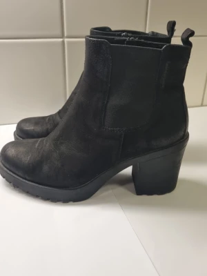Vagabond Grace Chelsea boots 37 - Svarta stövletter / chelsea boots med dragkedja på insidan och resår på utsidan. Skorna har en robust sula och en blockklack. Storlek 37 Nypris 1499:-