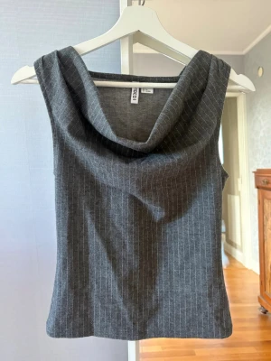 Grå linnetopp från H&M - Grå randig topp från HM i storlek S