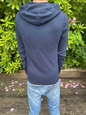 Mörkblå cashmere hoodie John Henric - Mysig mörkblå hoodie från John Henric i lyxig cashmere. Klassisk modell med huva och dragkedja framtill. Perfekt för dig som vill ha en stilren och bekväm hoodie i ett exklusivt material. Passar till jeans eller chill byxor. Köpt för 2499. Men säljs för 899 men pris kan diskuteras 