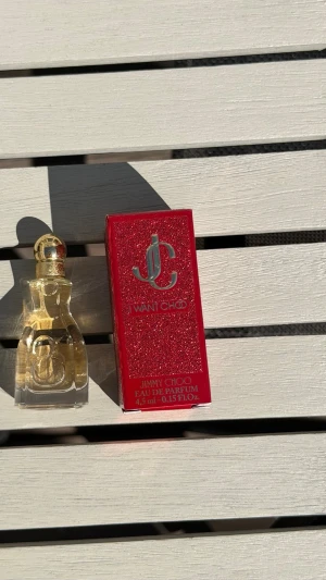 Jimmy choo I want choo parfym  - Säljer en äkta ny Jimmy choo I want choo parfym mini. Aldrig använt. Original kartong medföljer. Luktar jättegott! 