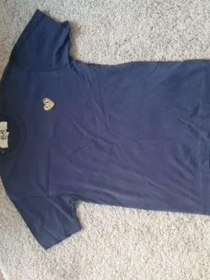 Comme des Garçons PLAY marinblå t-shirt, storlek M - T-shirt från Comme des Garçons PLAY. Tröjan är marinblå med en broderad guldhjärta med ögon på bröstet. Passar bra till vardags.  100% bommull