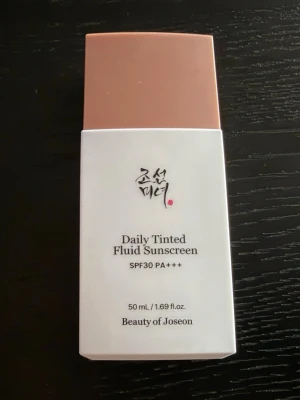 Beauty of Joseon Daily Tinted MY210 - Daily Tinted Fluid Sunscreen från Beauty of Joseon med SPF30 PA+++. Kommer i en stilren, rektangulär flaska med beige lock och vit kropp. Innehåller 50 ml och ger ett lätt tonat skydd mot solen. Perfekt för dig som vill ha både solskydd och en naturlig finish.