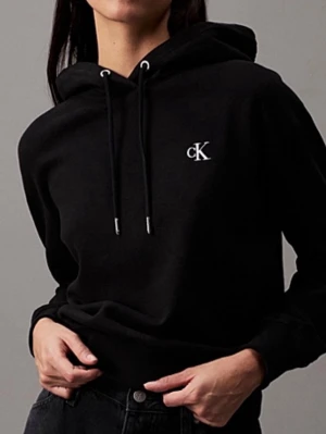 Svart hoodie från Calvin Klein(köpt för1000) - Snygg svart hoodie från Calvin Klein med klassisk huva och dragsnören. Diskret CK-logga broderad på bröstet. Hoodien har ribbade muddar vid ärmslut och midja, samt en avslappnad passform. Perfekt för en chill och stilren look.