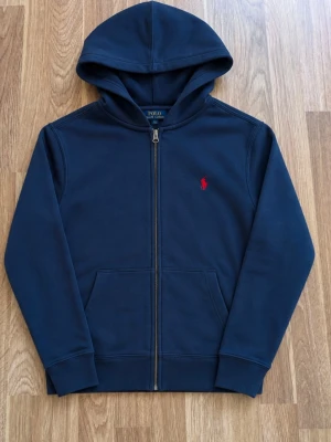 Ralph Lauren zip hoodie - Tjena, jag säljer en riktigt snygg Ralph Lauren zip hoodie☺️ Den är i mycket bra skick och har inga fläckar eller skador😁 Den är självklart äkta✅ Skicka om du har några frågor😄