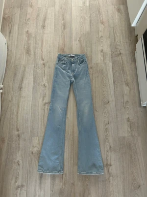 Långa jeans ZARA - Långa straight/bootcut jeans från Zara. Innebenslängd: 90cm. Helt oanvända 🤍