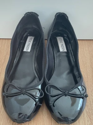 Svarta ballerinaskor Steve Madden - Skick enligt bild.  Material: Pantent leather Färg: svart Nypris 1300 SEK Väldigt bekväma everyday-heels. Kan gå i dem hela dagen utan att det gör ont. Rensade. Låda finns, kvitto kan visas på begäran.