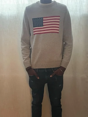 Grå stickad tröja med USA-flagga - Grå stickad tröja med usa flaga 