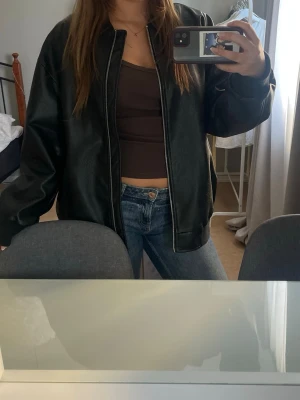 Svart oversized skinnjacka - Säljer en svart oversized skinnjacka i super skick. Från Veromoda 