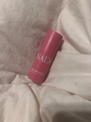 Isadora rosa blush stick - Krämrouge i stickformat från Isadora i en härlig rosa nyans. Enkel att applicera direkt på kinder, läppar eller ögon för en fräsch look. Kompakt och smidig för necessären, med rundad form och plastmaterial i matchande rosa hylsa.
