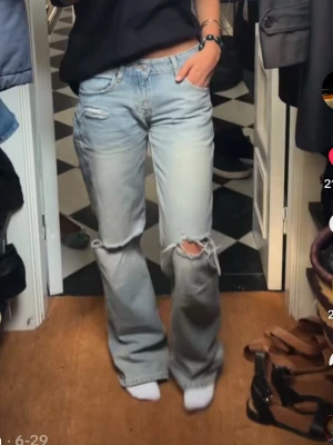 Ljusblå slitna jeans - Raka jeans från Zara, HELT NYA prislappen kvar aldrig använt bara testade. Säljer då dom e alldeles för stora på mig 