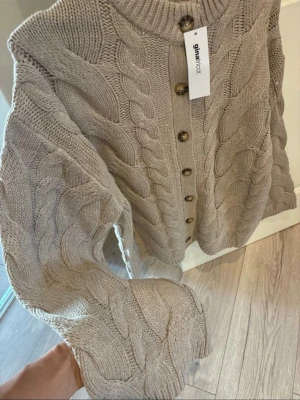 SLUTSÅLD BEIGE STICKAD KOFTA Gina Tricot chunky knitted cardigan  - Ny med prislapp på