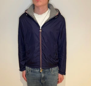 Moncler Windbreaker Navy Men's - Marin Moncler-vindjacka i mycket gott skick, storlek S.
