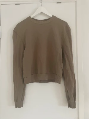 Brun sweatshirt  - En basic brun sweatshirt med rund halsringning och ribbade muddar vid ärmslut och nederkant. Tröjan har en snygg passform och är tillverkad i mjukt bomullsmaterial.🤎