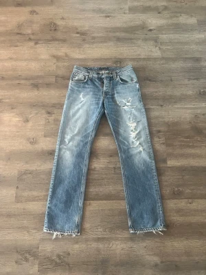 Nudie jeans Average joe - Säljer dessa snygga nudie jeans moddel average joe. Storleken är 31/34, jeansen är lagade där bak och har ett hål som syns på bilderna men det tycker jag bara gör jeansen snyggare. Måtten är Midja: 37,5 Rise: 25cm Inseam: 79cm Längd: 106cm Benöppning: 20,5 cm Pris kan diskuteras!