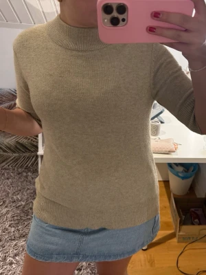 Beige stickad tröja med halvpolo - stickad t shirt från vila superfin!